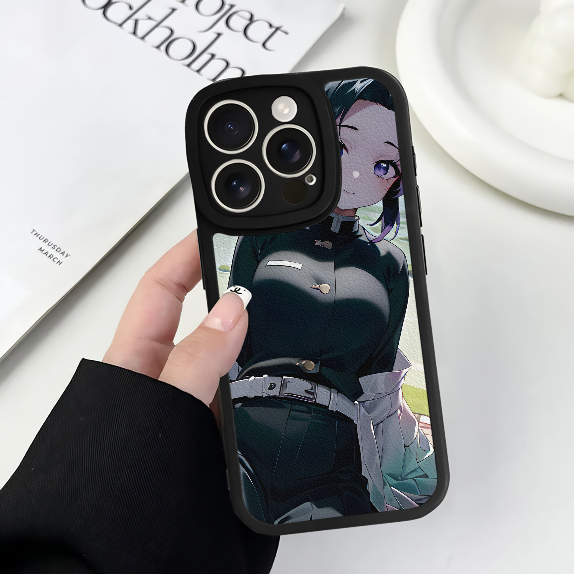 （画像用） 鬼滅の刃（きめつのやいば）蟲柱-胡蝶 しのぶ／こちょう しのぶ Kochou Shinobu 【iPhone 16シリーズ対応】シリコンスマホケース（レザー調） 材質：シリコン